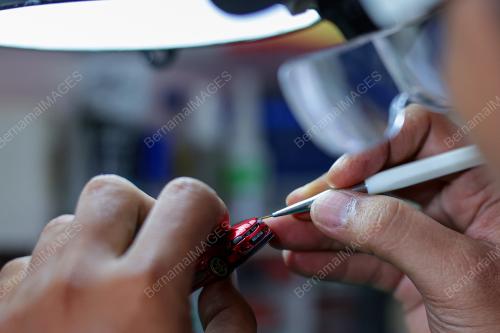 JURUTEKNIK BERKARYA MELALUI KERETA MINIATUR BERSKALA 1:64