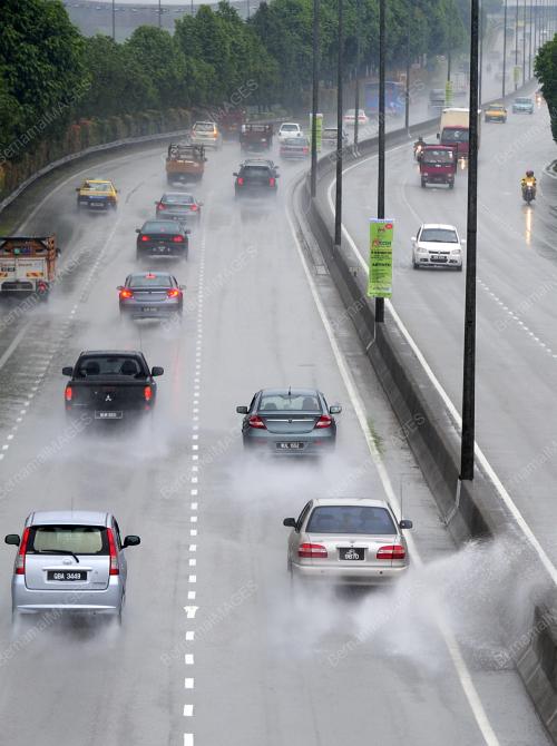 HUJAN DI JALAN KUALA LUMPUR