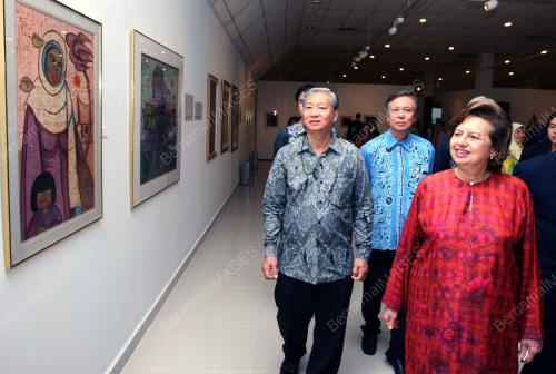 ZETI AKHTAR AZIZ
