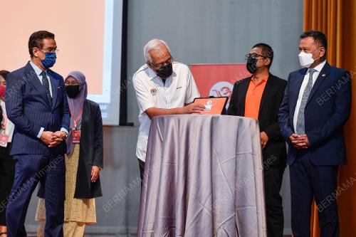 DATUK SERI MAHDZIR KHALID