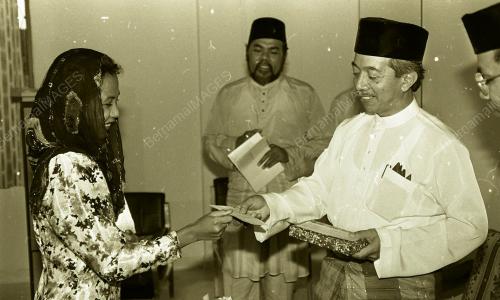 DR YUSOF NOR SAMPAIKAN BANTUAN KEPADA FAKIR MISKIN