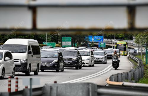 TINJAUAN ALIRAN TRAFIK TOL GOMBAK