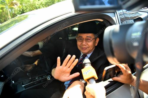 AHLI PARLIMEN MEMASUKI PERKARANGAN ISTANA