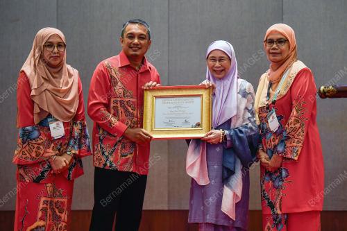DATUK SERI DR WAN AZIZAH WAN ISMAIL