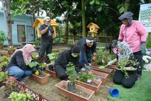 KEBUN BANDAR PERSATUAN PUSTAKAWAN MALAYSIA (PPM) DAN LITTLE FREE