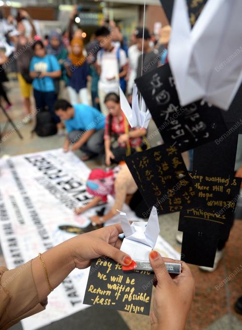 KL17_27032014_PRAYFORMH370