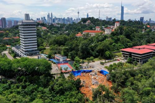 TANAH RUNTUH