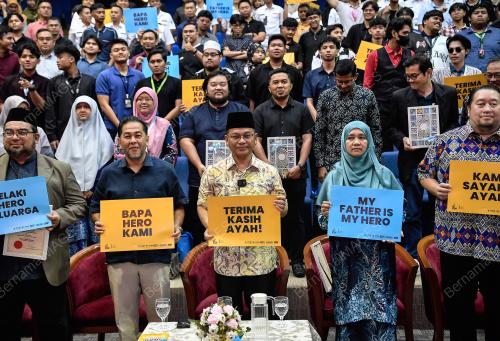 DATUK DR MOHD NAIM MOKHTAR