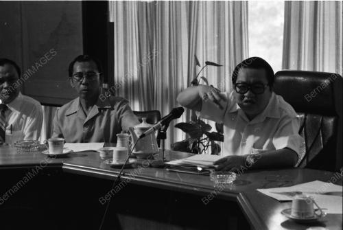 LEE SAN CHOON MEET TRANSPORT OPERATORS AT HIS OFFICE