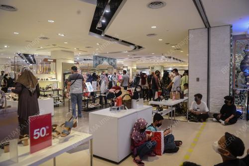 WARGA KOTA MEMBELI BELAH PERSIAPAN HARI RAYA