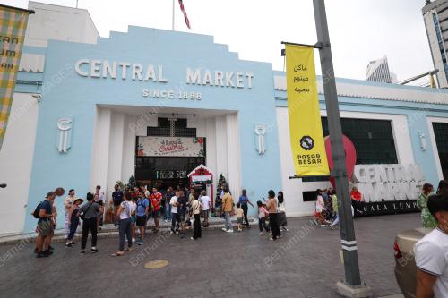 PASAR SENI DIPENUHI RAMAI PENGUNJUNG