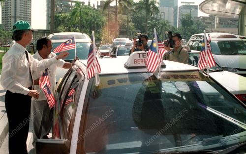 KL18-17_08_2000PETRONAS_BENDERA_12012016