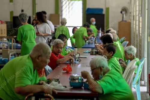SAMBUTAN TAHUN BARU CINA DI RUMAH ORANG TUA