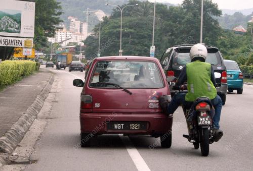 KERETA ROSAK
