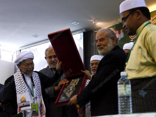 DATUK NIK ABDUL AZIZ NIK MAT