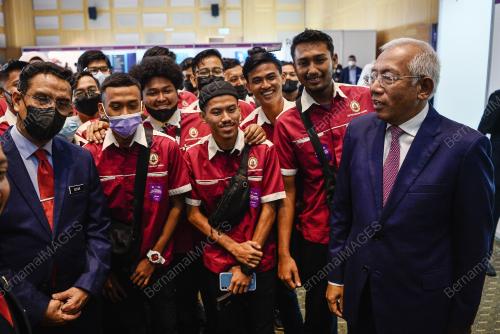DATUK SERI MAHDZIR KHALID