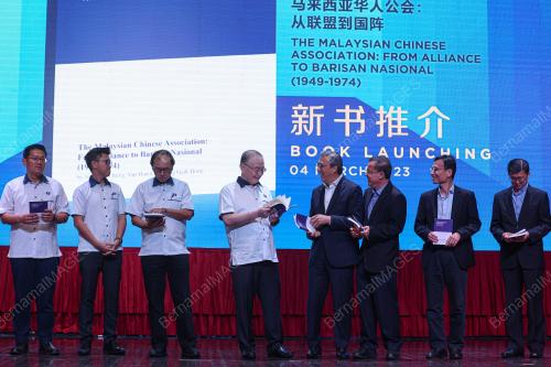 DATUK SERI DR WEE KA SIONG