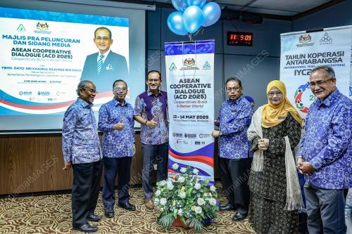 DATUK SERI KHAIRUL DZAIMEE DAUD