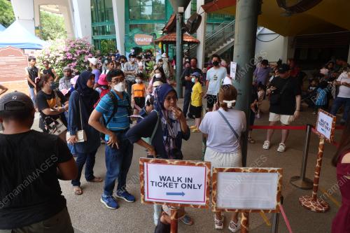 ZOO NEGARA DIPENUHI PENGUNJUNG