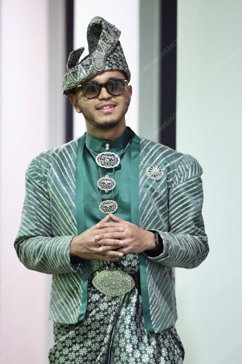 HAZIQ ROSEBI