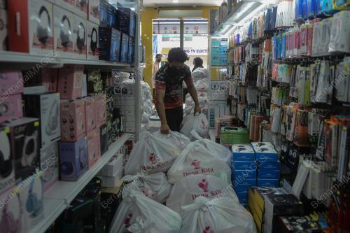 KEDAI GAJET BERTUKAR MENJADI PUSAT PEMBERIAN SUMBANGAN