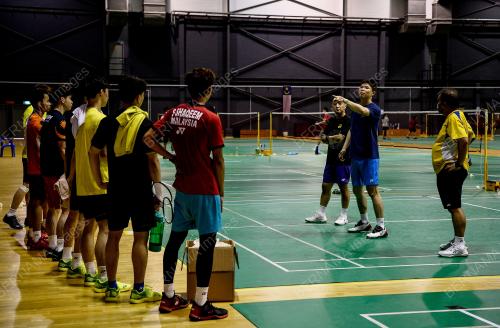 LATIHAN BADMINTON