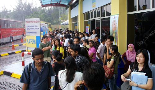 ORANG RAMAI DI PERHENTIAN DUTA