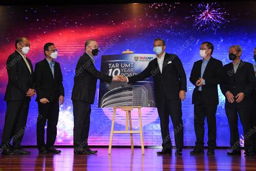 DATUK SERI DR WEE KA SIONG