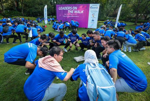 LEADERS ON THE WALK