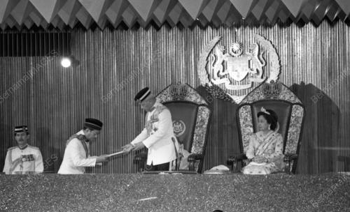 KL18_11032015_AGONG_RASMI
