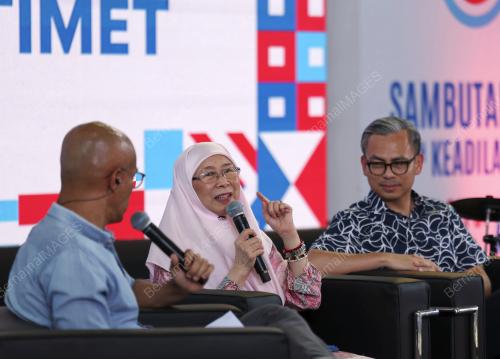 DATUK SERI DR WAN AZIZAH WAN ISMAIL