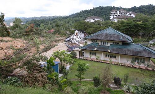 TANAH RUNTUH DI BUKIT ANTARABANGSA