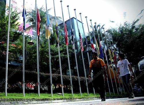 KL18_12092017_BENDERA_SEPARUH