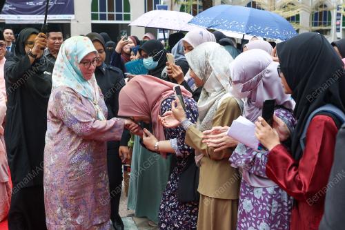TUNKU AZIZAH AMINAH MAIMUNAH ISKANDARIAH