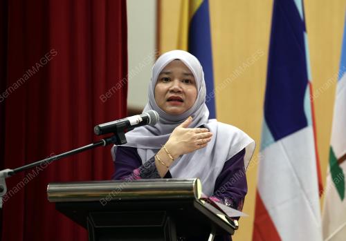 FADHLINA SIDEK