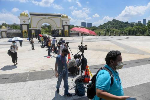 PENGAMAL MEDIA DI PEKARANGAN ISTANA NEGARA