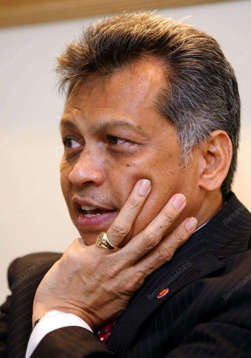 DR SURIN PITSUWAN
