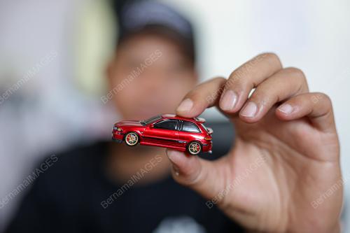 JURUTEKNIK BERKARYA MELALUI KERETA MINIATUR BERSKALA 1:64
