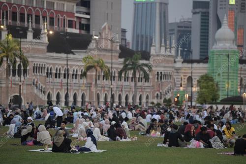 BERBUKA PUASA DATARAN MERDEKA