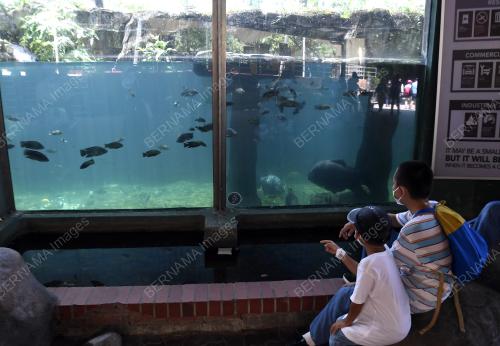 PENGUNJUNG MEMENUHI ZOO NEGARA