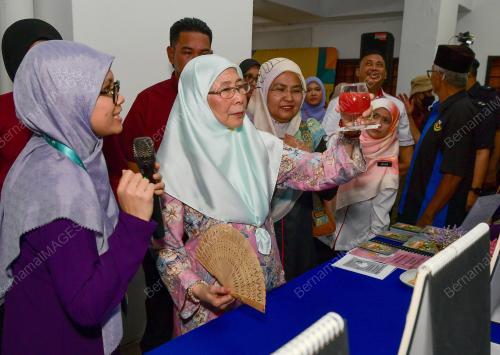 DATUK SERI DR WAN AZIZAH
