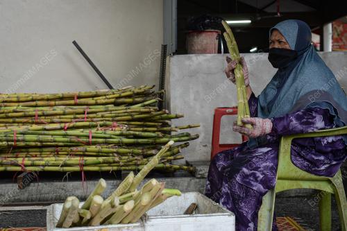 WARGA EMAS PENIAGA AIR TEBU