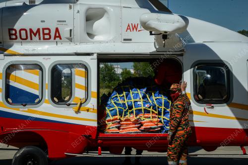 BANTUAN BOMBA KEPADA MANGSA BANJIR