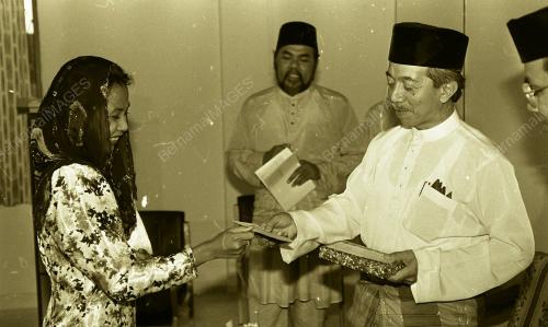 DR YUSOF NOR SAMPAIKAN BANTUAN KEPADA FAKIR MISKIN