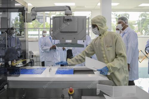 PEMBOTOLAN VAKSIN SINOVAC OLEH PHARMANIAGA