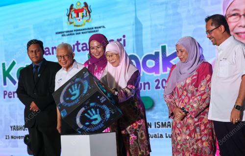 DATUK SERI DR WAN AZIZAH WAN ISMAIL