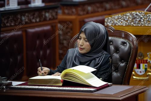 ANGKAT SUMPAH AHLI DEWAN NEGARA