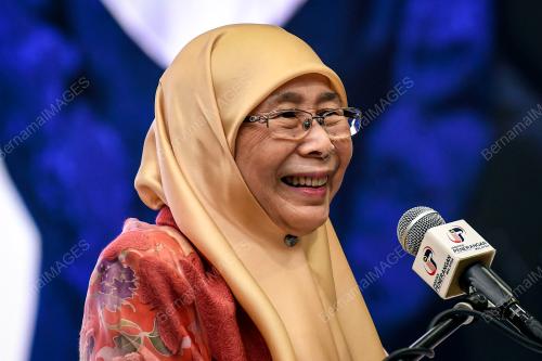 DATUK SERI DR WAN AZIZAH WAN ISMAIL