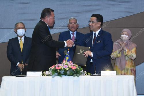 DATUK SERI MAHDZIR KHALID