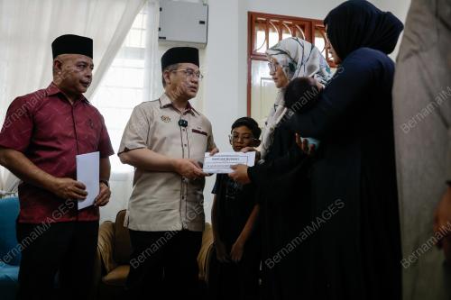 SENATOR DATUK DR MOHD NA'IM MOKHTAR
